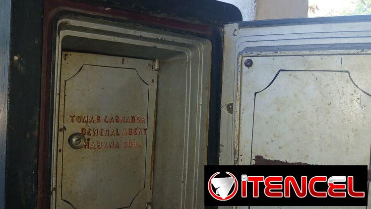 Caja fuerte antigua funcional