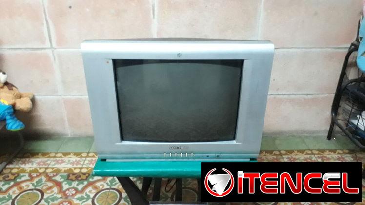 Tv atec Haier de 21 pulg.. roto