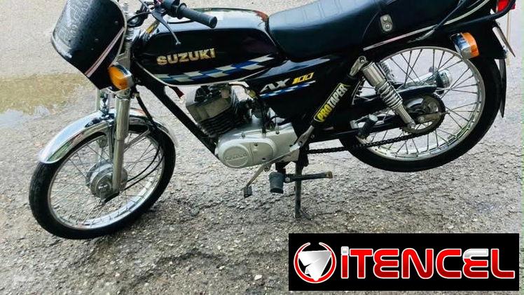 Suzuki AX100 negra