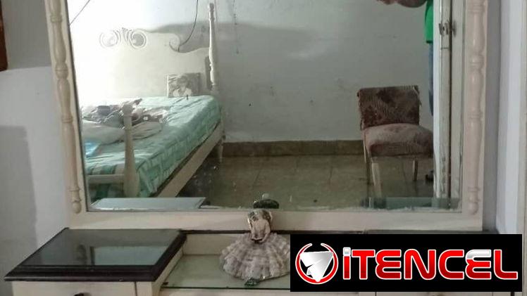 Juego de cuarto antiguo