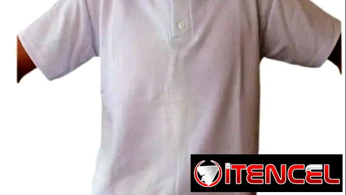 Pullover blanco de cuello tipo polo