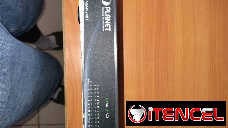 Switch de RED LAN marca Planet 24 puertos + 2 rollos de cables de red