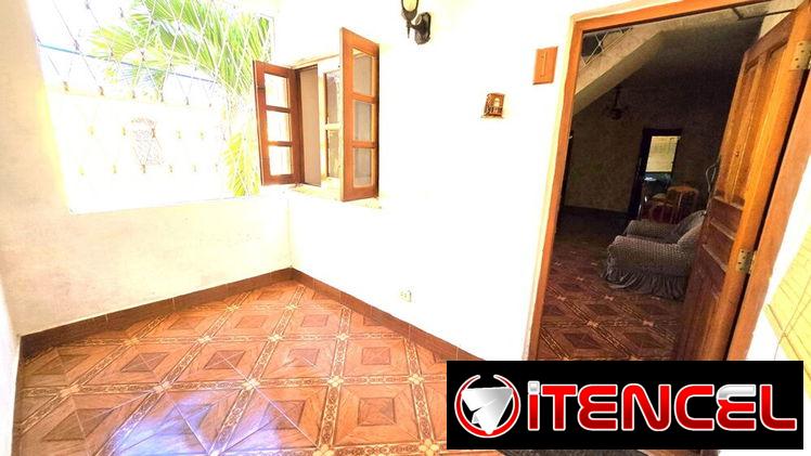 Casa de 2/4 y 1/2, 2 niveles, carposh, en Marianao (M-22)