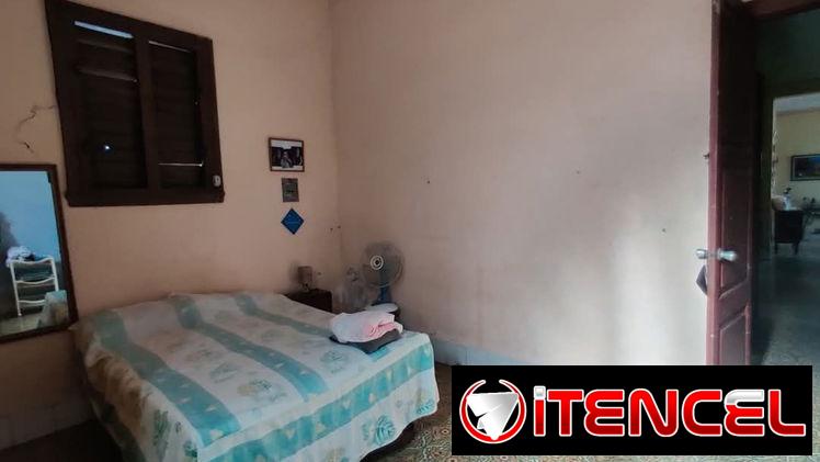 Vivienda amplia en altos, cercana a 23 y G . Vedado !!!