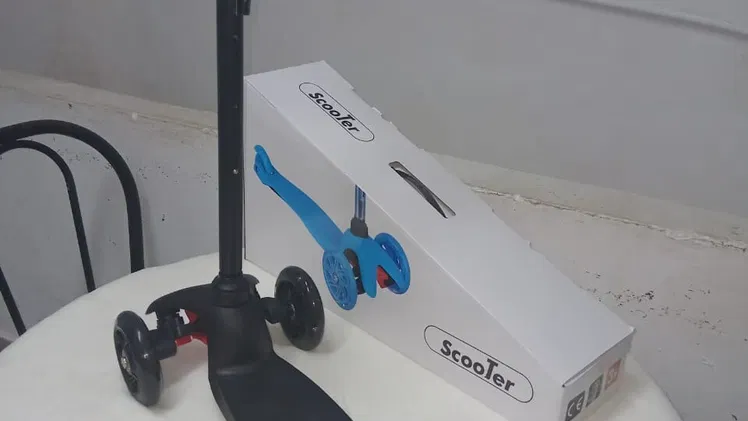 🛴 PARA LOS PEQUES 🛴 SCOOTER DE 3 RUEDAS CON LUCES LED. FACTURA Y GARANTÍA. TLF 54833699