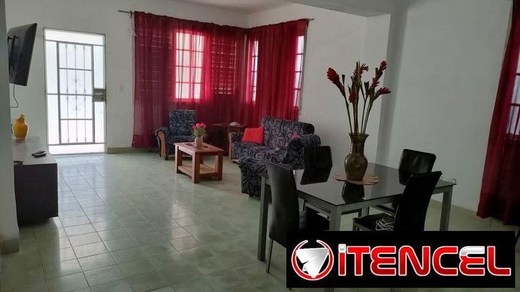 Alquiler Playa. Casa en bajos de biplanta con portal, garage y 3 cuartos. Cerca del FrutiCuba de Playa. Se admiten niños