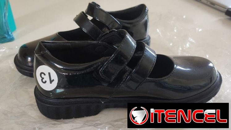 Zapatos de niña de charol negros
