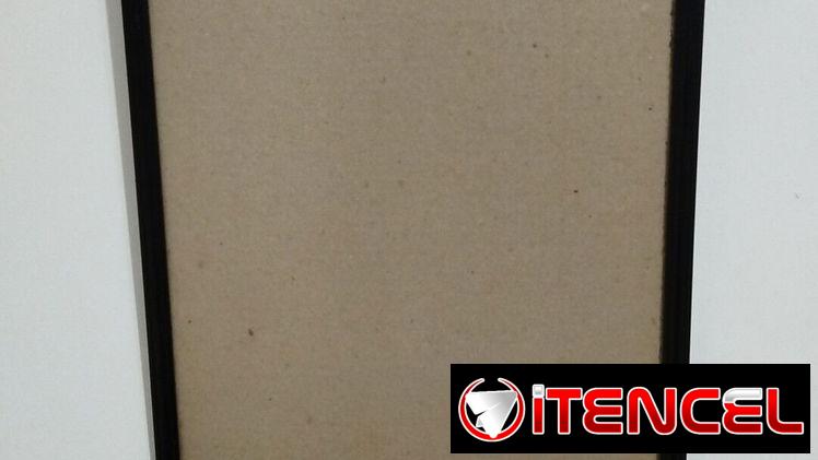 Cuadro de pared con marco de madera negra