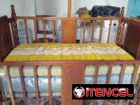 Cuna de madera con colchones de muelle y espuma