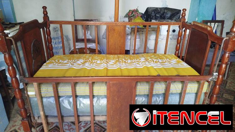 Cuna de madera con colchones de muelle y espuma