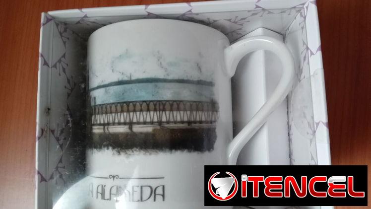 Jarra con imagen antigua de la Alameda de Paula. Porcelana española