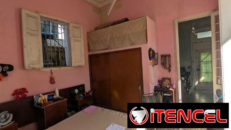 Oportunidad en Santo Suárez.  En venta amplio biplanta en bajos del año 1940, con 84,51 m² y excelente ubicación !!!