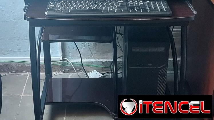 PC y mesa de escritorio