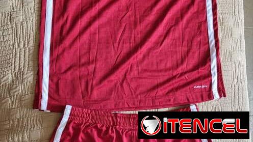 SE VENDE JUEGO DEPORTIVO DE SHORT Y CAMISETA ADIDAS ROJO NUEVO ORIGINAL TALLA L