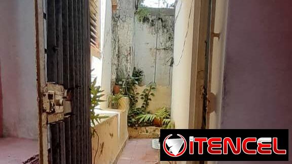 Apartamento en bajos 1 cuarto y medio patio Playa cerca 13y60 en 15mil 53582376