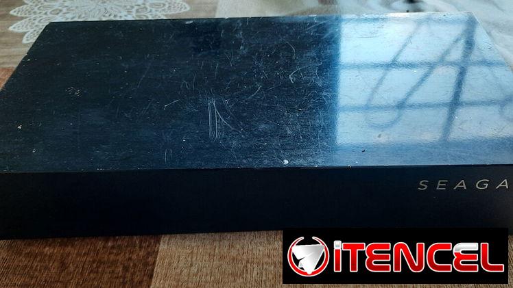 Caja de NAS con sus cables