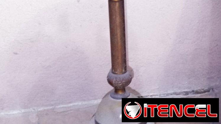 Cenicero antiguo de pedestal de bronce y opalina
