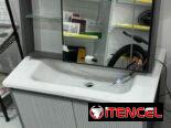 Lavamanos y espejo de baño