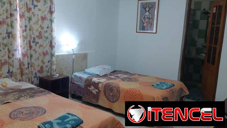 Casa Yanet con piscina grande de 3 habitaciones en Guanabo con sus paneles. Whatssap 5 2959440