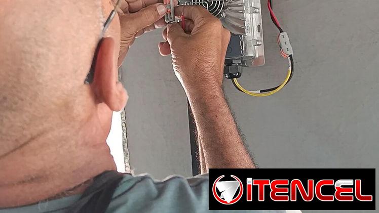 Instalación de paneles solares en triciclo