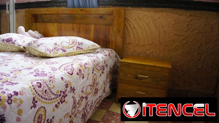 Espaldar de cama con gavetero de madera Pinotea