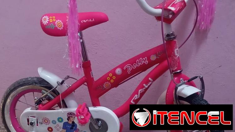 Bicicletas de niños nuevas en su caja