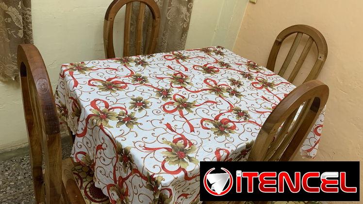 Juego de mesa de buena madera.