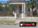 En venta linda casa independiente estilo colonial con espacio para garaje en excelente zona de Santos Suárez.