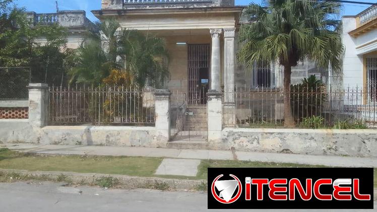 En venta linda casa independiente estilo colonial con espacio para garaje en excelente zona de Santos Suárez.