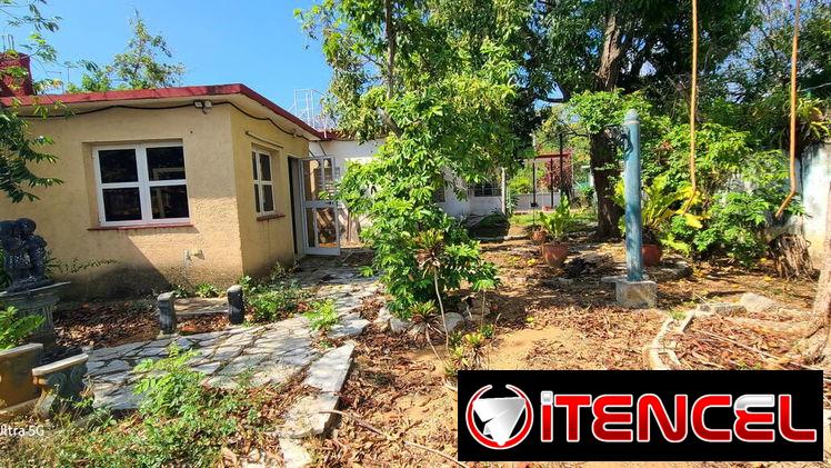 Casa grande con patio en Cubanacán