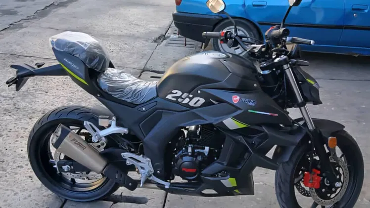 Moto de Combustión furia naked