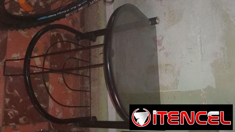 Una mesita de tubo y cristal