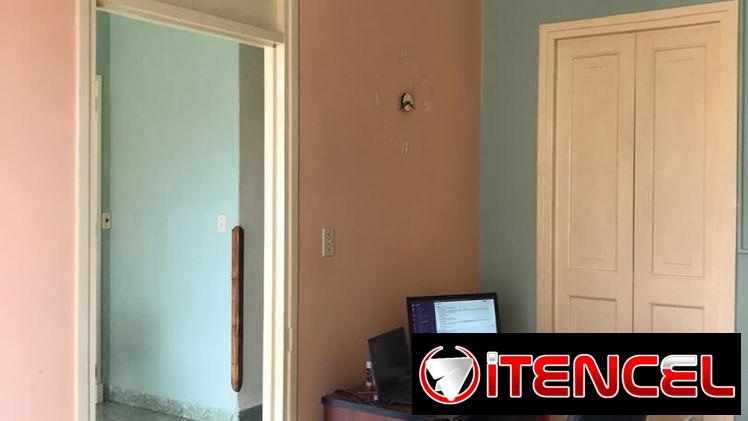 Se vende casa semi independiente, en la Habana Vieja.