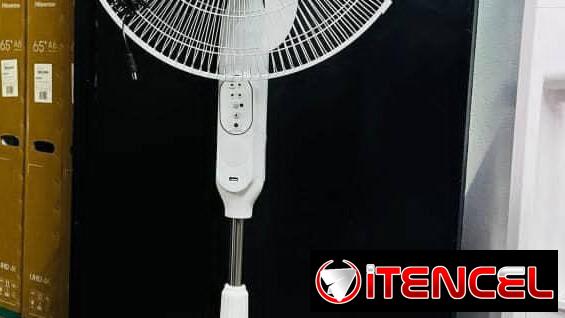 VENTILADOR DAYTRON recargable de 18 pulgadas con panel solar