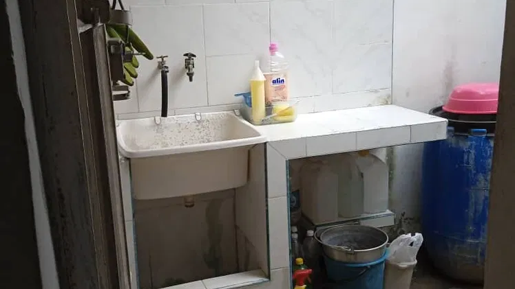 *Propiedad 34707* Apartamento en bajos de 2 cuartos, 2 baños y carposh, 25 mil USD