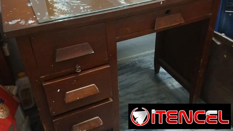 Escritorio antiguo de madera buena