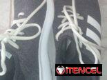 Zapatillas deportivas grises Adidas – Calzado casual con franjas blancas – Tenis atléticos unisex – Zapatillas urbanas c