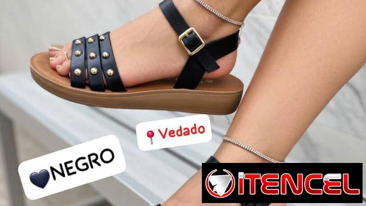 SANDALIAS DE MUJER MODELO SANDALIA NEGRA PERLITAS DORADAS CON TIRA