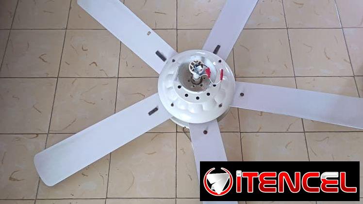 Lampara de techo con ventilador , tiene tres velocidades.