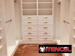 Cuarto de vestidor y espacio minimalista