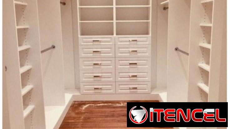 Cuarto de vestidor y espacio minimalista