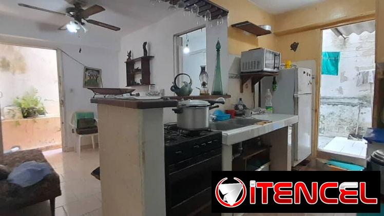 Apartamento en bajos 1 cuarto y medio patio Playa cerca 13y60 en 15mil 53582376