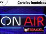 Carteles lumínicos y de neón
