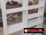 Estante de pared asimétrico en MDF hidrófugo, ideal para salas y estudios, con repisas de diferentes tamaños.