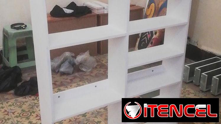 Estante de pared asimétrico en MDF hidrófugo, ideal para salas y estudios, con repisas de diferentes tamaños.