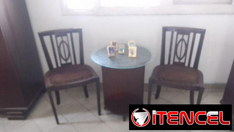 Juego de mesita y sillas antiguas