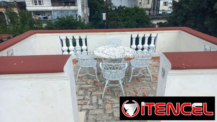 Venta o permuta.Casa amplia en 21 y C, Vedado – 2 cuartos + terraza con vista única