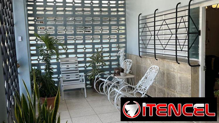 Venta de bajos de biplanta amplio en avenida Santa Amalia