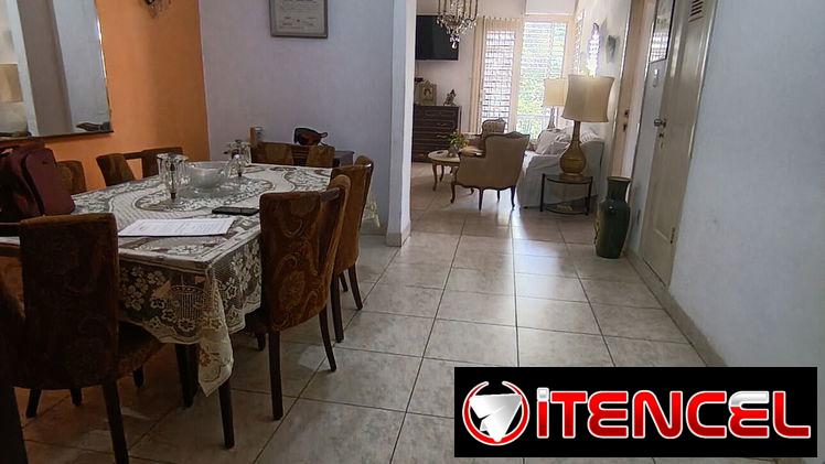 Apto de 3 habitaciones en el vedado con garaje.