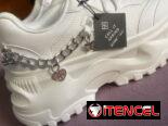 Tenis blancos con cadena